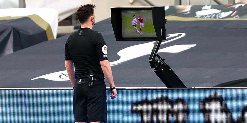 Phía sau công nghệ VAR cũng là những con người xem video mà thôi